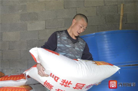 胡发久:身残志不残 养猪脱贫奔富路