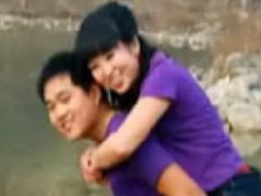 情侣退学 隐居山沟养猪