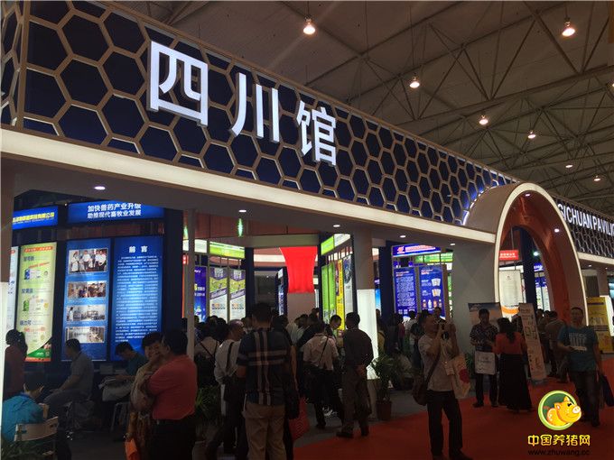 据悉，大会行业展览共有450家兽药及相关企业参展，展位数944个，参展面积2.2万平方米，总参观人数达35000人次。参展企业数、展位数及参观人数分别较上届增加4.4%、11.7%、12%。