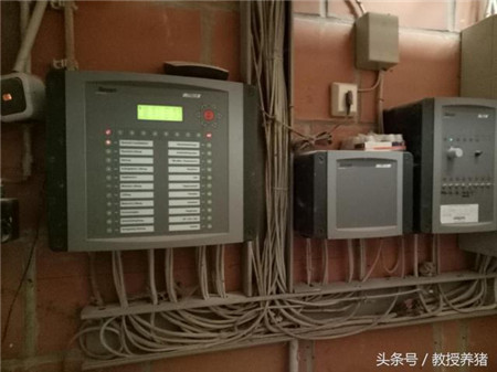 今天是谊发牧业组织公司生产技术骨干、管理人员与优秀客户一行8人，前往德国进行为期半个月学习考察活动的第4天，我们从明登市出发来到佩特尔斯哈根一家电子游艺网站
参观。