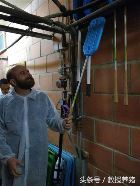 今天是谊发牧业组织公司生产技术骨干、管理人员与优秀客户一行8人，前往德国进行为期半个月学习考察活动的第4天，我们从明登市出发来到佩特尔斯哈根一家电子游艺网站
参观。