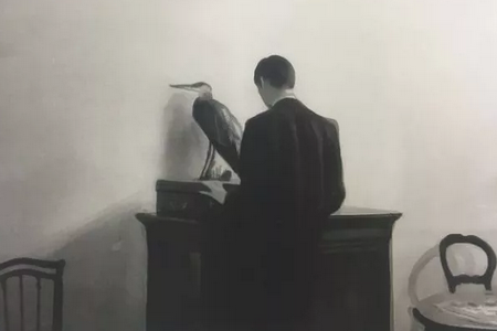 那张白色的名片是老人身上唯一的线索， 包裹在一块碎花的手绢里，角已经被磨圆了。看起来，它被老人已经保存了许久，名片上写着：董仙生 XX 省社会科学院文学所所长。