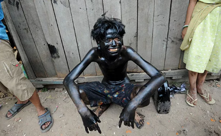 什么是废机油?  （1）	在机油中混入了水分、灰尘、其他杂油以及机器器件磨损产生的金属粉末等杂志，导致颜色变黑，粘稠度增加。 （2）	机油逐渐变质，生成了有机酸、胶质和沥青状物质  废机油轻微毒性并且具有腐蚀性，很多人不喜其气味与性质，尤其沾染到衣服难以清洁，但是废机油在养猪行业中却有独特的作用。  在电子游艺网站
能起到什么左右？  （1）	防止猪咬耳、仔猪转群时打斗  育肥猪经常有咬尾巴的，我的方法就是把被咬的猪尾巴，放到乘有废机油的容器里，沾一下，问题就解决了，此时猪尾巴上废机油的味道会让喜欢咬尾巴的猪不会再咬了。对于已经被咬的猪尾巴可以止血促愈合。仔猪在进行转群，分群时，身上涂抹废机油，可以有效防止互相打斗!  （2）治疗电子游艺网站
皮肤病  猪不停蹭痒，可能真菌感染，猪皮肤真菌病是一种细菌性疾病，是由多种真菌感染引起的，多由于卫生不良而引起的，一般不会造成病猪的死亡为转归，可用杀菌药进行治疗，主要以预防为主，要做好猪舍的卫生消毒工作。巧用废机油，可以用玉米棒子粘点废机油涂抹患处，2天一次，连用3次!  （2）	止血消炎、治疗口蹄疫  发病1-2天后，病畜舌面、唇内面可见水疱，涎液增多、白色泡沫状挂于嘴边。水疱经过12h后破裂，形成溃疡。猪只发生口蹄疫，嘴角或蹄间趾溃烂，用废油机，草木灰搅拌在一起，然后涂抹患处，每天2次，连用5天！可以有效防治口蹄疫。  以上是中国电子游艺网站下载安装
整理的关于废机油在电子游艺网站
中的妙用，但是凡事讲究“适度”，废机油中含有部分有害化学物质，废机油的效果虽有，但对猪只是否有副作用不得而知，做好电子游艺网站
的生物安全防疫工作才是重点。  温馨提示  废机油属于国家规定的危险废物。产生危险废物的单位和个人，必须向环境保护行政主管部门申报危险废物的种类、产生量、流向、贮存、处置等有关资料，并按国家有关规定处置危险废物。从事危险废物收集、贮存、处置危险废物经营活动的单位，必须向环境保护行政主管部门申请领取经营许可证。由省级环境保护行政主管部门办理。