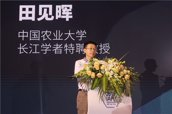 　　田见晖先生表示孕立宝正式获批（烯丙孕素内服溶液 兽药字110912982）可喜可贺，宁波三生推广的电子游艺网站
精准批次化管理技术，通过定时输精程序和三生产品的配合可以有效解决问题。葛明乐先生介绍到，很高兴与诸位相聚在美丽的东钱湖畔，他以宁波为傲，并谈及宁波市畜牧业发展，在此过程中宁波三生专注领域、努力探索并取得了显著的成效，预祝本次大会取得圆满成功。周立明先生激情慷慨、热情洋溢问好与会嘉宾，近几年来、环保、生产效率、生物安全等成为行业讨论的话题，猪价持续低迷，如何降本增效成为大家的关注点。三生推广的精准批次化可促进国内养猪业规模化、集约化发展，宁波三生愿意与养殖户携手共进，交流合作以冀推动中国猪业发展。最后，他铿锵有力地宣布2018年（第三届）国际畜牧业创新论坛暨母猪生产批次化管理峰会盛大开幕！