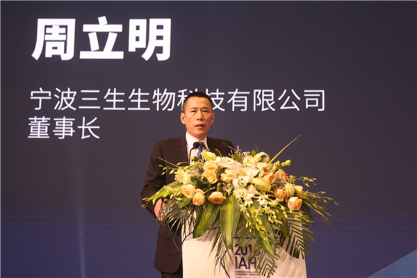 田见晖先生表示孕立宝正式获批（烯丙孕素内服溶液 兽药字110912982）可喜可贺，宁波三生推广的电子游艺网站
精准批次化管理技术，通过定时输精程序和三生产品的配合可以有效解决问题。葛明乐先生介绍到，很高兴与诸位相聚在美丽的东钱湖畔，他以宁波为傲，并谈及宁波市畜牧业发展，在此过程中宁波三生专注领域、努力探索并取得了显著的成效，预祝本次大会取得圆满成功。周立明先生激情慷慨、热情洋溢问好与会嘉宾，近几年来、环保、生产效率、生物安全等成为行业讨论的话题，猪价持续低迷，如何降本增效成为大家的关注点。三生推广的精准批次化可促进国内养猪业规模化、集约化发展，宁波三生愿意与养殖户携手共进，交流合作以冀推动中国猪业发展。最后，他铿锵有力地宣布2018年（第三届）国际畜牧业创新论坛暨母猪生产批次化管理峰会盛大开幕！