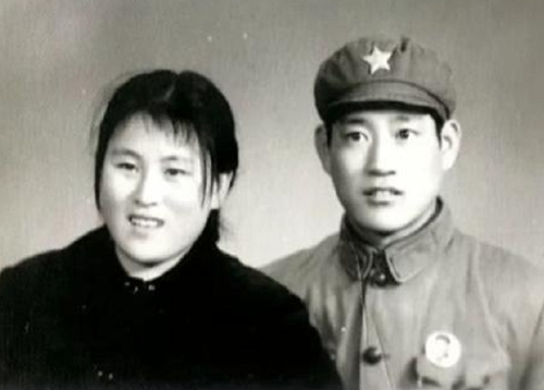 72岁老兵万里寻妻 两万多张寻人启事让人感动