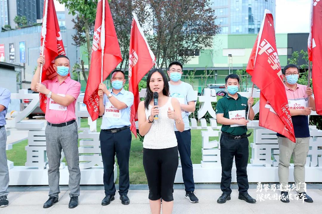 防汛抢险 奉献有我|咸宁温氏公司慰问一线防汛人员  温氏股份  今天  “你们辛苦了！这些电子游艺平台
、肉鸡、纯净水、方便面、大米，是我们给一线防汛人员送来的慰问物资。感谢大家的辛苦付出！”7月15日下午，咸宁温氏畜牧有限公司、咸宁贺胜温氏禽畜有限公司、咸宁温氏佳丰食品有限公司负责人一行，赶到湖北咸宁四邑公堤4号哨所，慰问一线防汛人员。  “社会责任重于企业利益，防汛需要共同发力。在防汛抢险面前，温氏公司责无旁贷，应切实担当社会责任，大力支持防汛工作，为咸安防汛抢险贡献一份力量，表达一份爱心！”温氏公司负责人表示。  当天，咸宁温氏畜牧有限公司经理杨正举、咸宁贺胜温氏禽畜有限公司经理侯海松、咸宁温氏佳丰食品有限公司经理苏国明，代表三家企业向贺胜4号哨所和咸安区防汛指挥部赠送电子游艺平台
250斤、肉鸡200只、纯净水30件、大米26袋、方便面30箱，价值4万余元。  “这些方便面送来得真是及时啊，我和唐文值夜班，半夜巡完大堤回来经常饿，这边也没有外卖可以点，今晚我们巡完大堤回来就可以吃泡面了。”贺胜桥镇综治办李勇看着温氏公司送来的方便面高兴地笑了。  作为咸宁本地企业，咸宁温氏公司一直关心关注本地发展，尽己所能地为咸安社会发展贡献企业应有的爱心和责任。今年新冠肺炎疫情期间，咸宁温氏公司向咸安区疫情防控一线人员捐赠熟鸡19974只，约合人民币99.8万元，第一时间将企业爱心传递到防控一线。  在贺胜桥镇政府的关心支持下，咸宁温氏发展逐渐进入快车道。企业在自身发展的同时，把实现共同富裕，造福员工、造福社会作为办好企业的宗旨，积极参与扶贫助学、敬老助残、抗震救灾、新农村建设、公共设施建设等项目，彰显企业社会担当。  通讯员：王永红 来源：云上咸宁报道