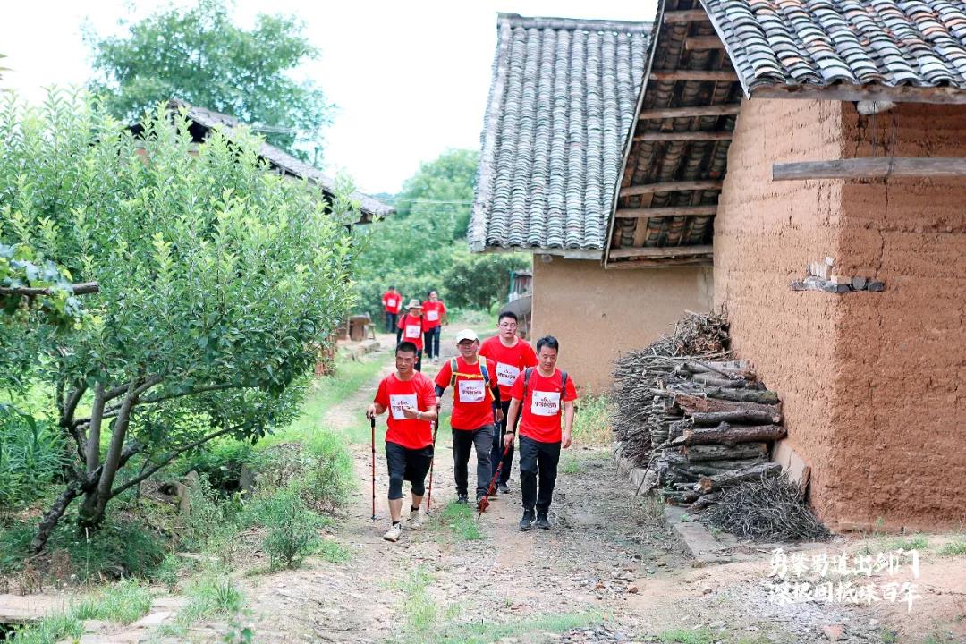 “通过历次团建，我们打造了一支阳光正向、积极自信的队伍，强化了高目标、冠军牵引、勇争第一的精神，我们要深根固柢谋百年，要一直保持过紧日子的精神，精打细算、细水长流，把企业做得更好！”闭营仪式上，邓成总裁表示，希望大家把握正确的方向，不断增强组织精神，共同在新希望六和的土地上，长出更多的参天大树，让我们的企业屹立于世界知名企业之林！