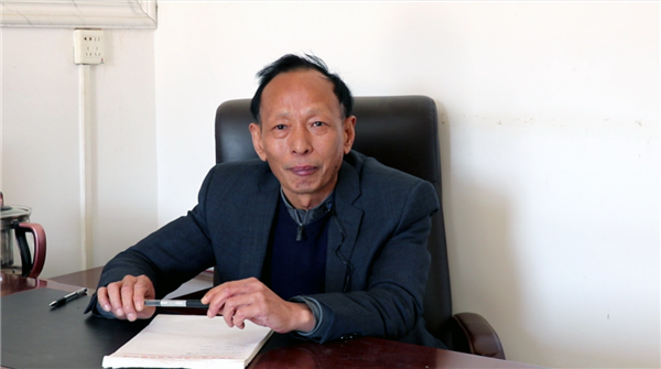 　梁老板在接受采访