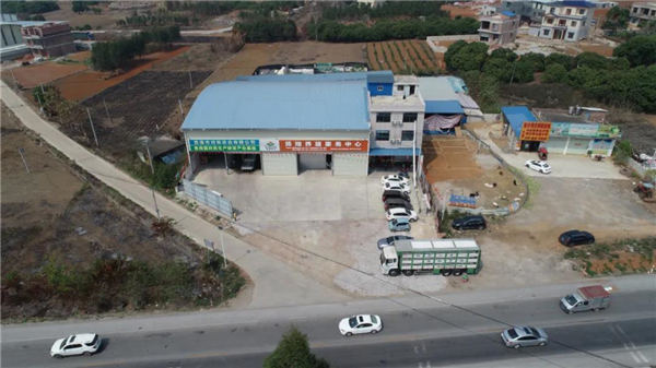 （为梁老板电子游艺网站
安全生产提供保障的扬翔养猪服务中心鸟瞰图）