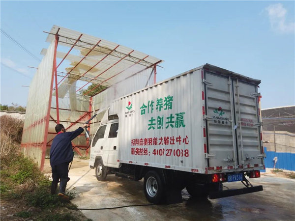 （物资配送车辆进场要经过严格洗消）