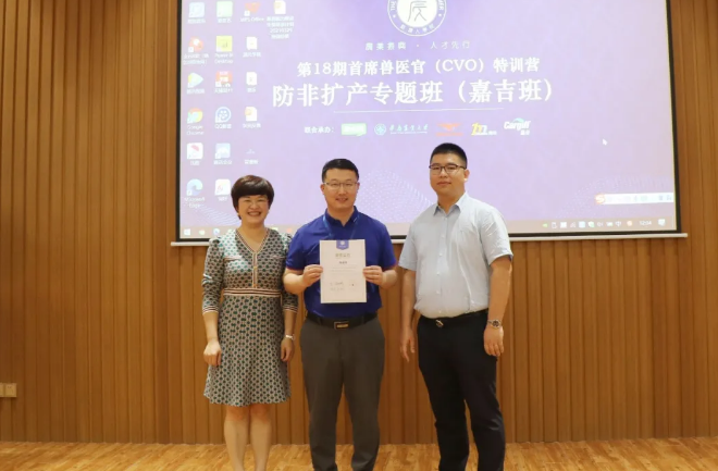 新牧网主编 李丹（左）、嘉吉动物营养（中国） 吴晓刚（中）、温氏集团创新中心技术总监 宋爽（右）