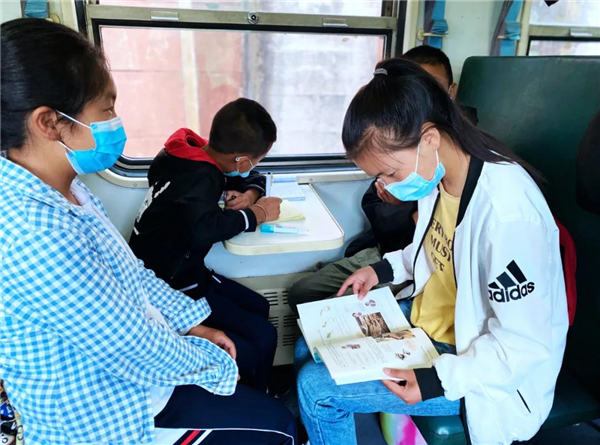 在四川攀枝花一列火车上 猪和羊成群结队穿行的画面