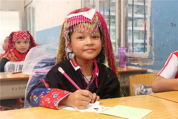 孩子们的心愿礼物简单而又淳朴，一身校服、一套文具，对于他们来说，却分外珍贵