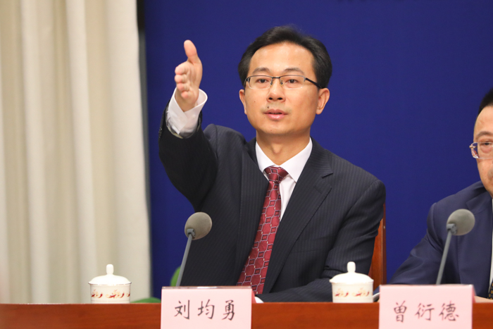 农业农村部新闻发言人、办公厅副主任刘均勇主持新闻发布会