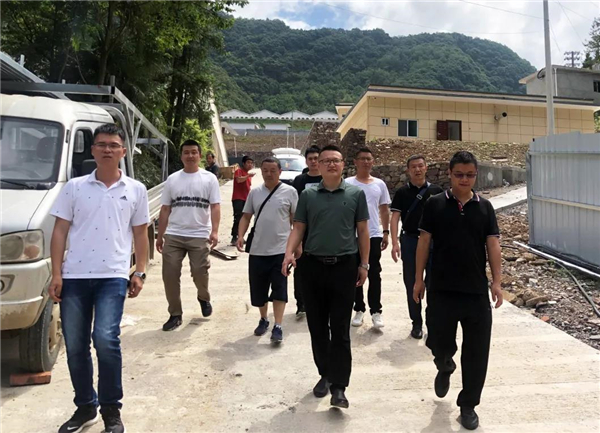 铁骑力士集团猪业事业部总裁李宗均（右）、广元区域公司总经理郑伟（中）查看项目进度