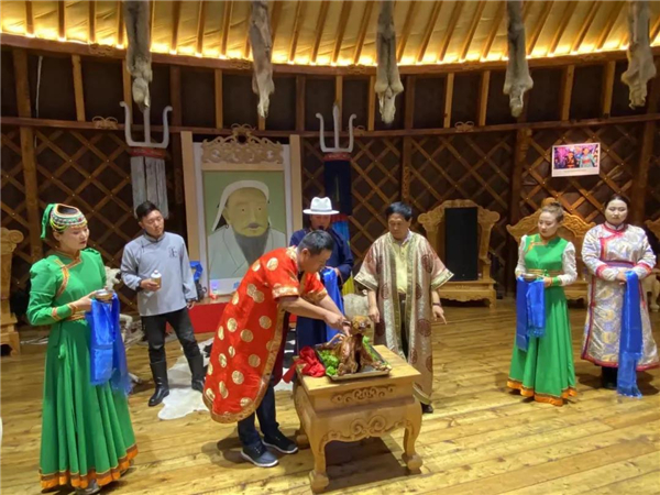 鸿发祥刘洪财董事长和孙德林教授担任开羊仪式嘉宾