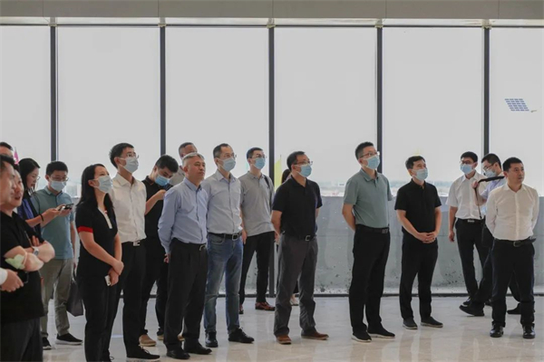 调研组在新希望集团党委书记、新希望六和执行董事长、总裁张明贵及新希望六和副总裁陈兴垚、董秘兰佳等新希望相关业务部门负责人的陪同下，实地走访了位于北京平谷区的新希望5S智能电子游艺网站
工地、北京千喜鹤及“美好美得灵”肉食深加工项目车间厂区，参观了解各项目的建设进度、投产运转等情况，随后双方在美好美得灵厂区展开座谈。