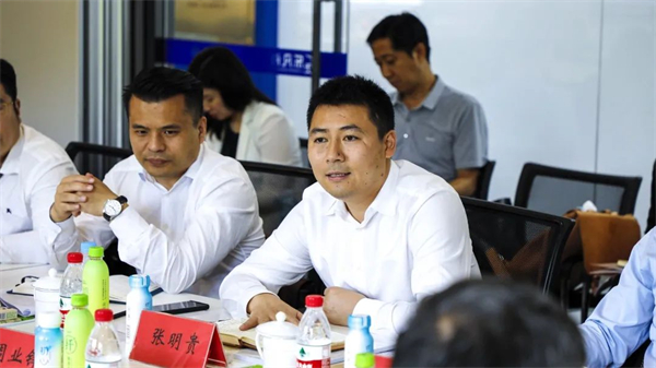 向与会领导介绍了集团近年来的产业发展情况，着重介绍了融合党建、乡村振兴“五五工程”及（平谷）示范基地的项目规划、一二三产融合等方面的筹备工作。