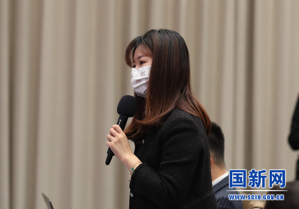 第一财经电视记者提问（栾海军 摄）