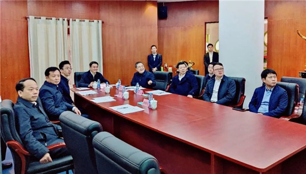 李红军书记听取林印孙董事长的工作汇报
