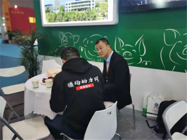 新疆泰昆集团猪产业事业部总经理朱海涛接受电子游艺网站
动力网记者专访