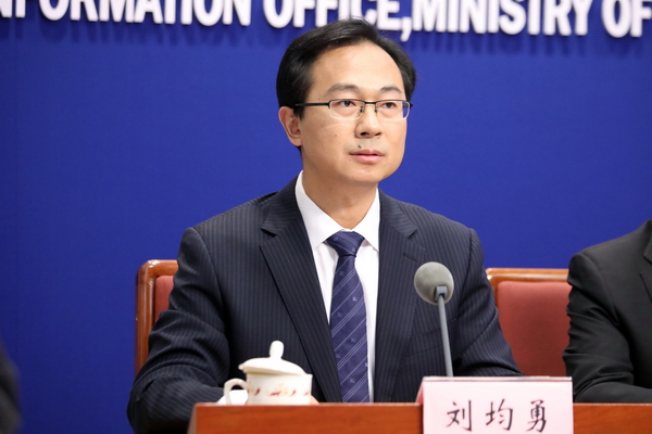 部新闻发言人、办公厅副主任刘均勇主持发布会