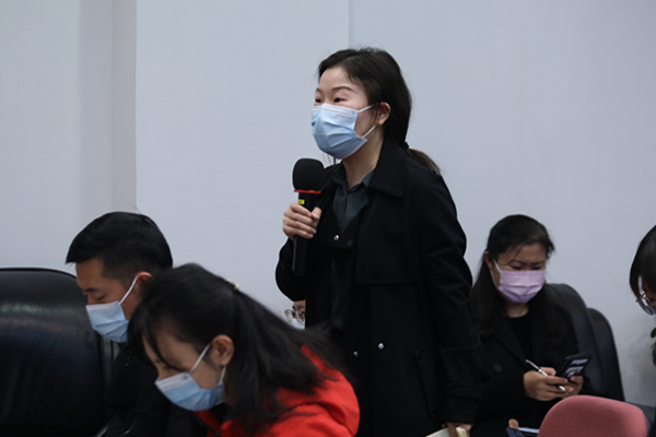 每日经济新闻记者提问