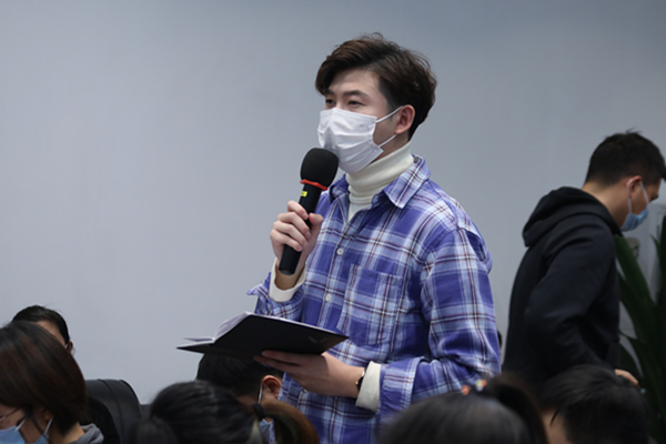 封面新闻记者提问