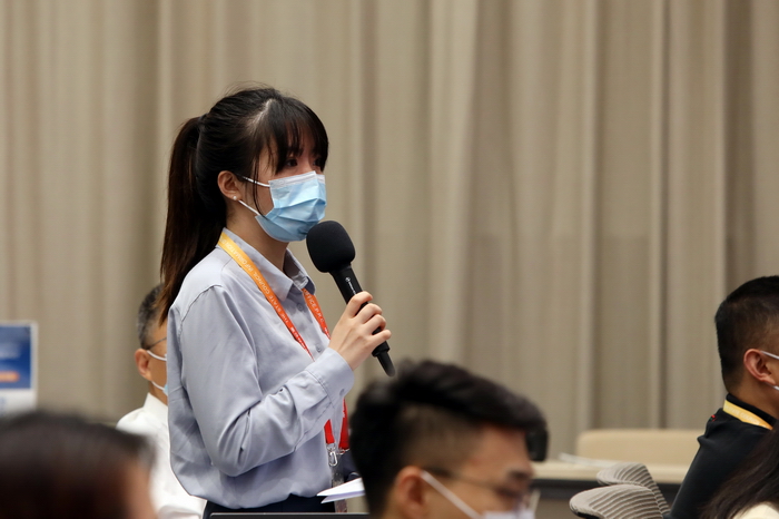 海报新闻记者提问