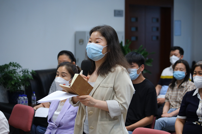 每日经济新闻记者提问