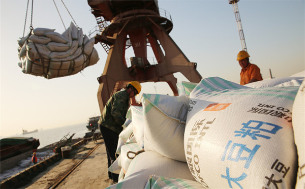 豆粕价格大跌，饲料企业掀起一波“降价潮”，有人欢喜有人愁！