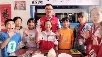 扬翔董事长莫金枝：我们的根在农村，如何解决村里老人的用餐问题？