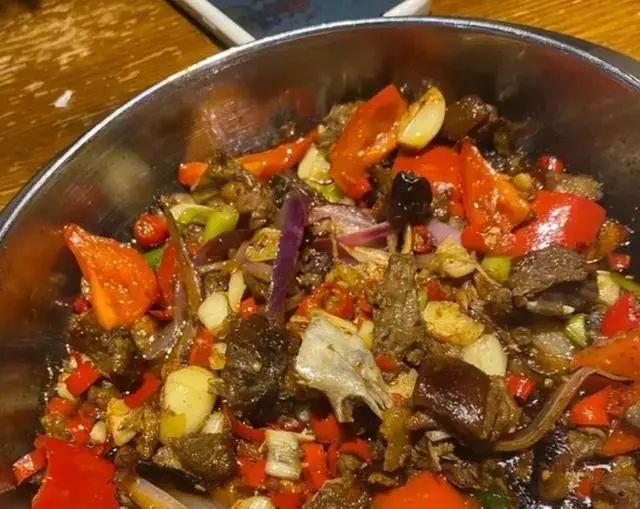 食品安全再出问题！顾客疑在干锅兔肉中吃出猫头，餐厅回应引质疑