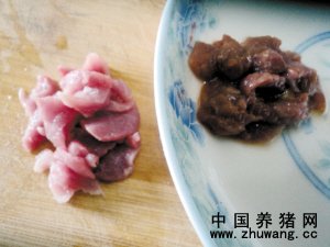 16:20，砧板上的新鲜碎电子游艺平台
与碟子里涂上牛肉膏后的电子游艺平台
对比