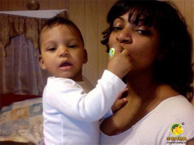 据了解，这名女子名叫伊凡斯（Ieshia Evans），是来自纽约的28岁护士，同时也是5岁儿子的母亲，在美国传出黑人遭枪杀的事件后，她担心幼子的未来，因此选择挺身而出，抗议社会的不公平，这也是她第一次参与街头示威抗议。