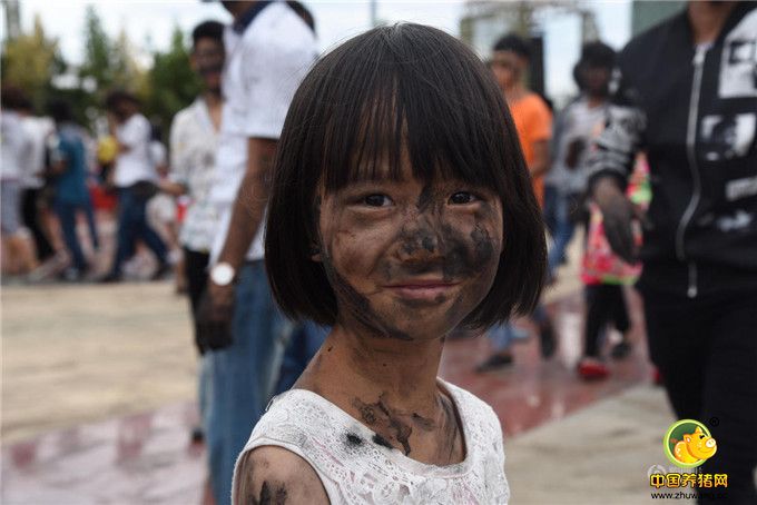 一名小朋友被抹花脸。