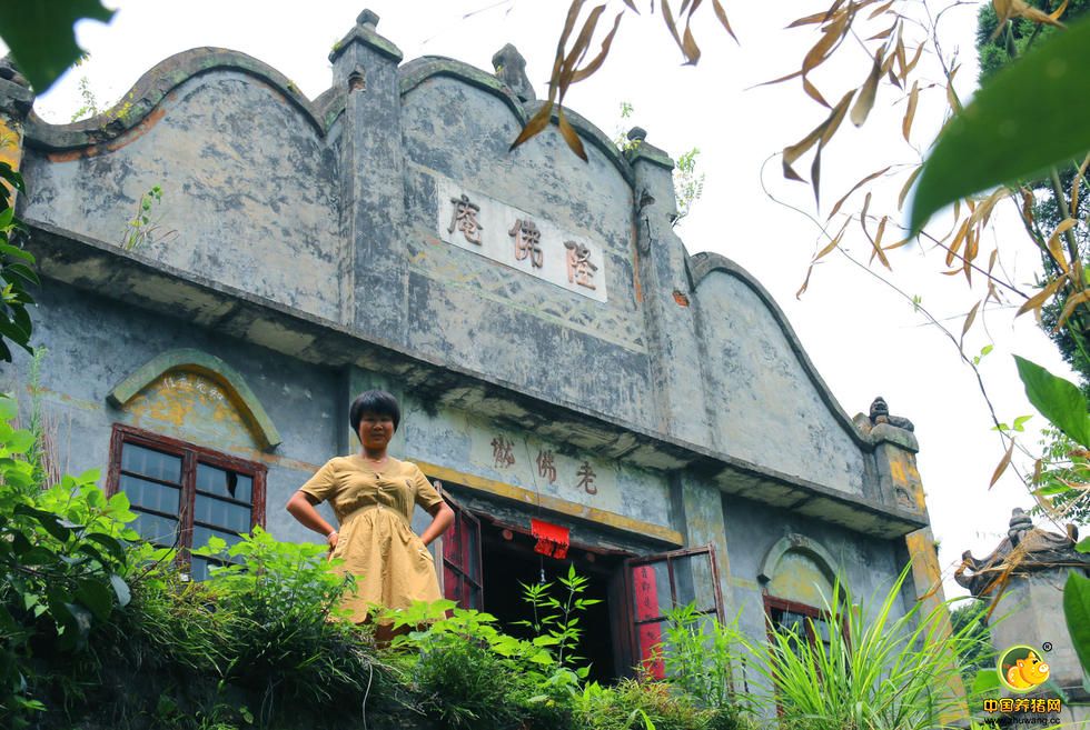 据湖南永兴县隆佛庵的老人李桂芳介绍，早在1993年8月25日的晚上，她突然听到门外有婴儿的哭泣声。开门一看，一婴儿被人抛弃在隆佛庵的墙脚下，她立即抱回屋里检查，发现是个女婴，随身还夹了张纸条，上面写着名叫朱悯悠，1993年8月25日上午出生。心地慈善的李桂芳立即意识到女婴是被父母遗弃的，她决定把女婴带养成人。