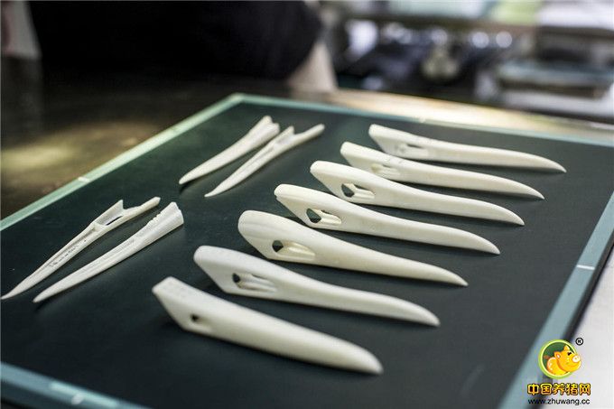 团队制作的第七副模具，为了精益求精，需要不断做修改。此时，所有花销已经超出了委托方支付的费用，但大家早已不在乎回报，更多的是想把这件事情做成功。