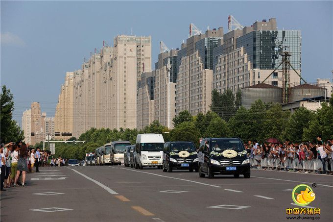 许昌20万余名群众手持横幅、胸佩白花夹道迎接烈士回家。