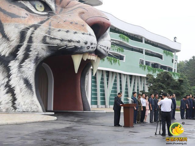 这是7月24日在朝鲜平壤拍摄的竣工仪式现场。
