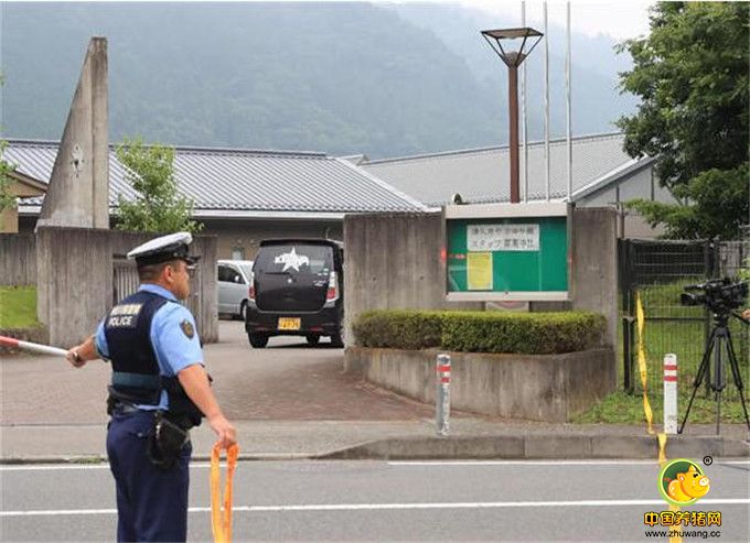 报道说，该男子已于当地时间3时左右向警方自首。