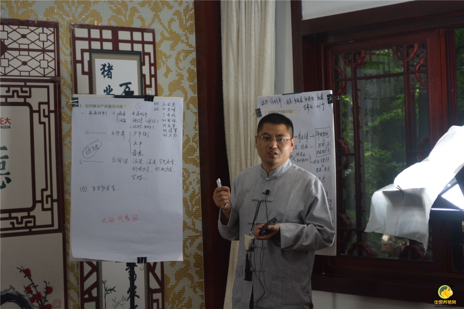 2016年6月3日，伴随着岳麓学院学规朗诵声，由湖南中岸生物药业有限公司、湖南新南方养殖服务有限公司主办的“第二届第五期芙蓉论坛——麓山论道”在湖南岳麓山能量谷拉开帷幕。来自上海、河南、江苏等地的十几位养殖友人齐聚麓山，围绕养猪过程中常见的母猪亚健康问题、猪营养问题、生物安全问题、猪繁殖障碍问题、影响养猪的因素、养猪过程中的小创新等进行了探讨。