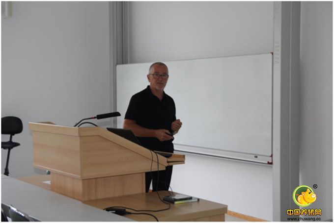 7月26日上午，在安哈尔特应用科学大学Bernburg校区，Brüssow教授为大家带来了一场内容丰富的演讲。结合当前德国电子游艺网站
的实际生产情况，Brüssow教授就母猪批次化管理及定时输精技术的实际应用表达了自己的看法，给大家不少启发。