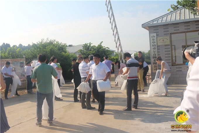 进电子游艺网站
前大家穿上防护服