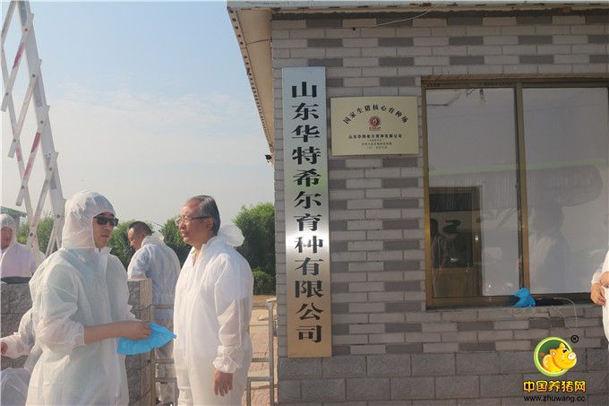 穿好防护服后准备进电子游艺网站
