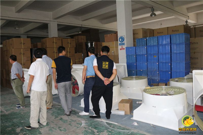 受邀嘉宾在公司内部参观