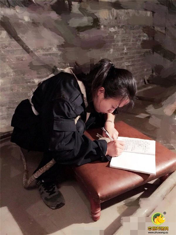 美女文物修复员在山西古刹修壁画两年