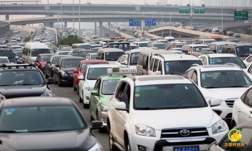 朱先生称：“每天都要在这儿堵上半个小时，最堵的时候，差不多1个小时。真是一步一步挪过去的。”