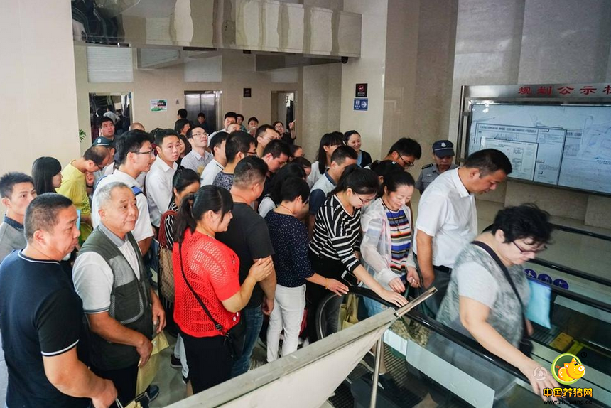 市民挤爆常州不动产登记交易中心。